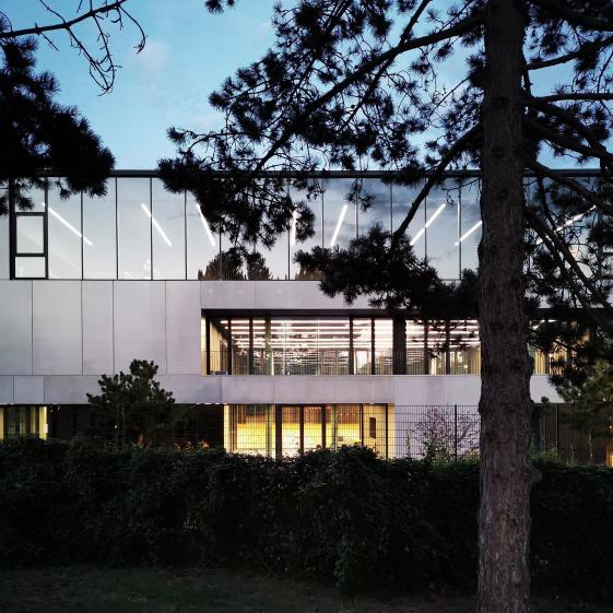 19_facade_ouest_salle_de_tir_c_rhb_architectes.jpg