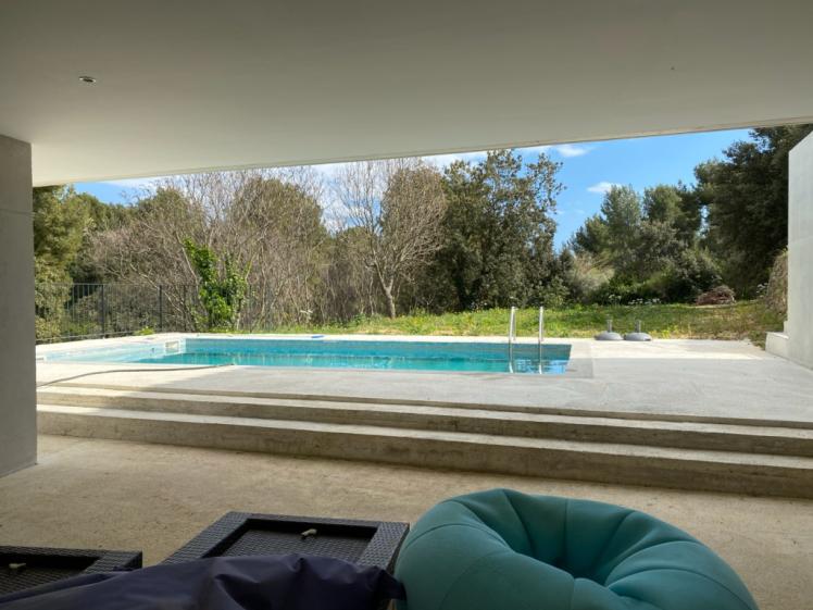 Sous l'extension, vers la piscine