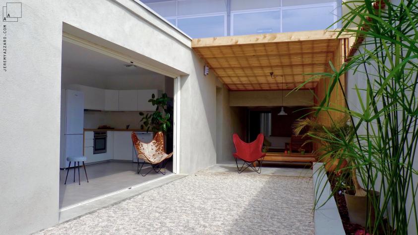 renovation-loft-terrasse-marseille-pergola-contemporaine-claire-voie-fauteuil-aa