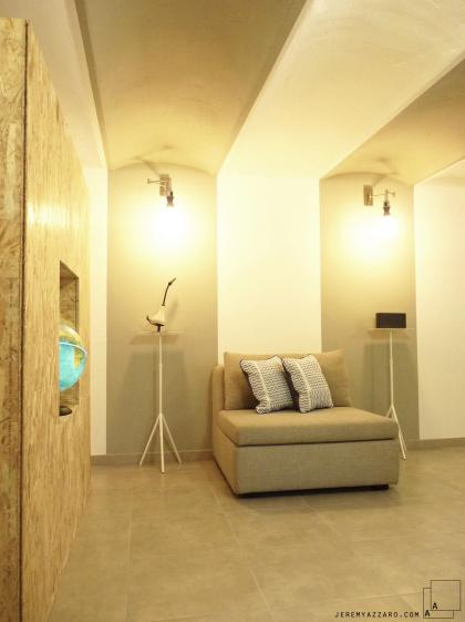 renovation-loft-cave-marseille-voutes-salon-meuble-osb-jeremy-azzaro-architecte.