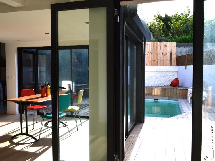extension-contemporaine-villa-marseille-sejour-piscine-jeremy-azzaro-architecte.