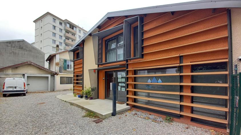 mTm vue sur la facade d'entree
