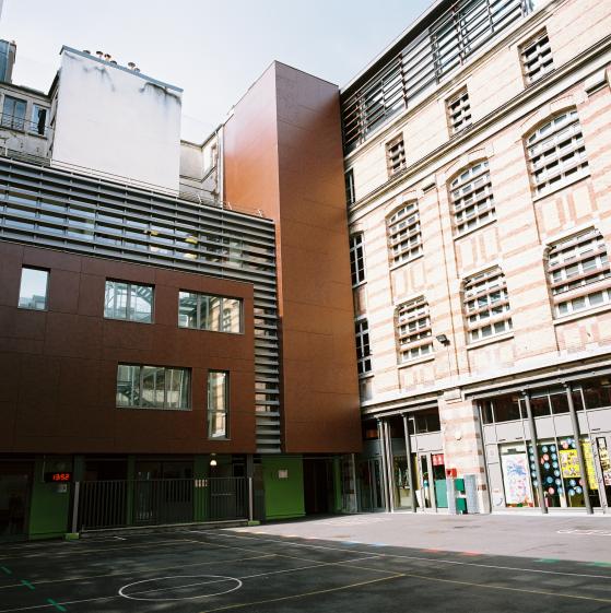 Vue façade côté cour de récréation / © F. Poivret