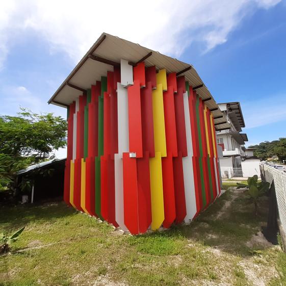 La façade sud, avec les protections solaires colorés