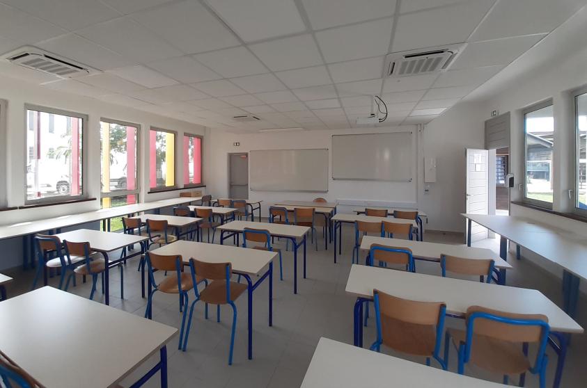 La salle de classe ne reçoit pas de soleil direct, mais est très lumineuse 