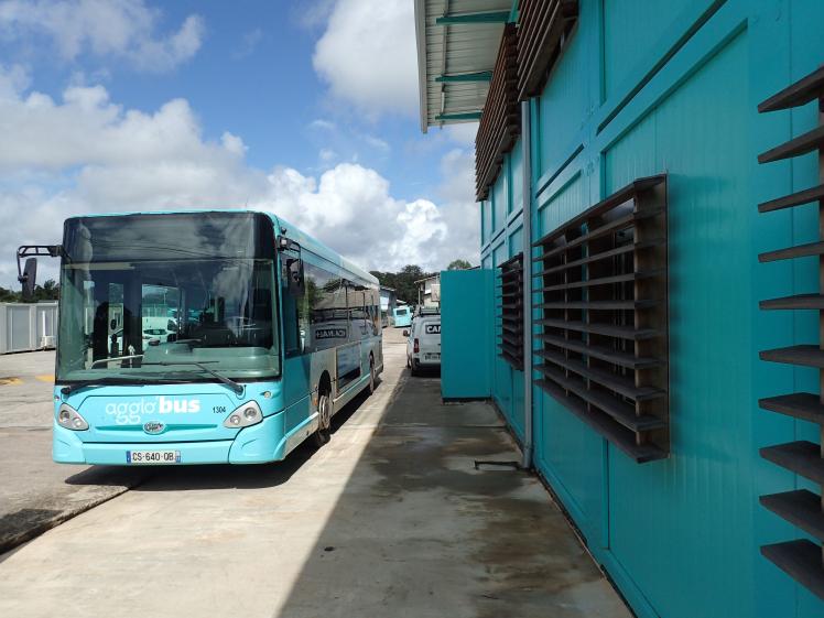 Un bâtiment-signal de la même couleur que les bus