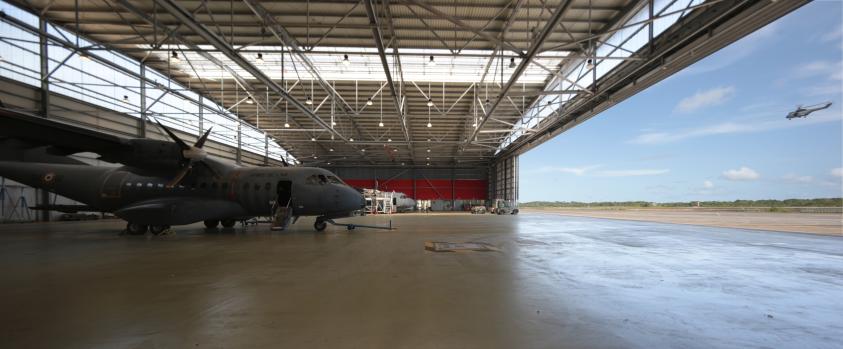 Deux avions casa en révision