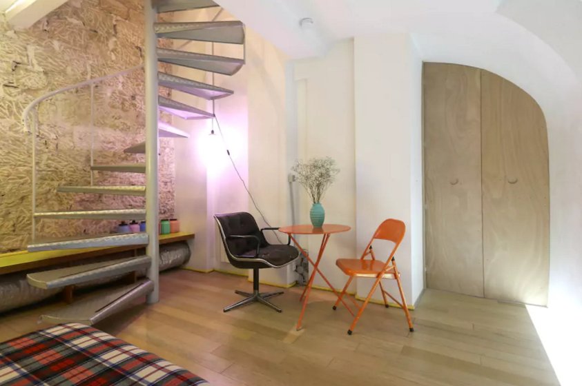 Palier bas, la porte vers la chambre est fermée