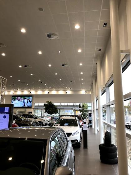 vitrine_showroom_et_plafond_acoustique.jpg