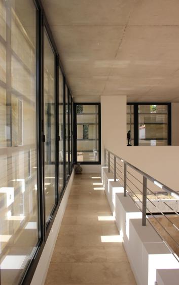 vue de la coursive intérieure longeant le mur d'onyx