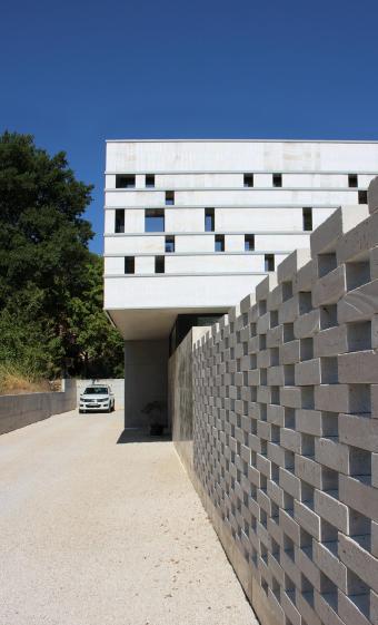vue depuis l'entrée longeant le mur claustra de marbre