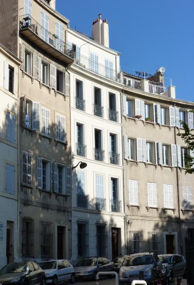 Façade sur place Labadié après travaux 1