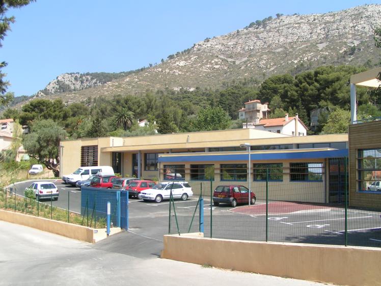 Façade côté Ouest : bureaux et salle polyvalente