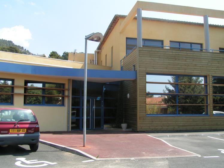 Entrée : bureaux à gauche, atelier à droite, restaurant à l'étage