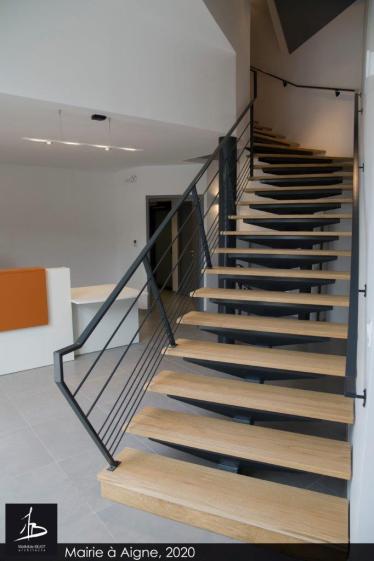 Escalier accueil mairie