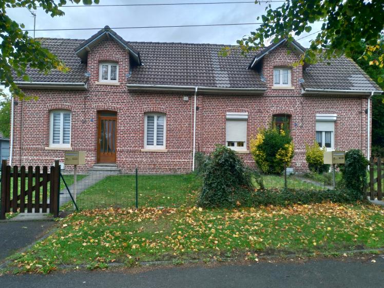 Photo de deux maisons minières existantes, avant rénovation
