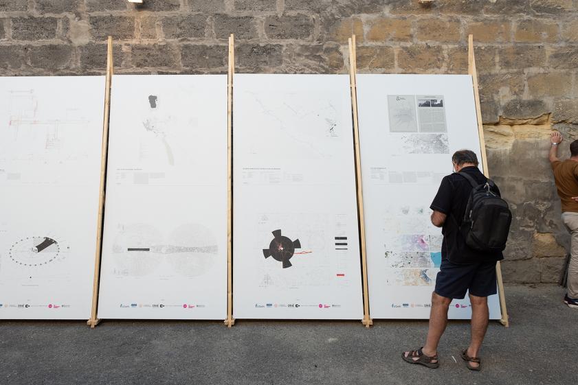 Scénographie de l'exposition "Entre-deux Territoires" au 308