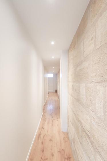 Couloir - parquet et mur avec pierres apparentes
