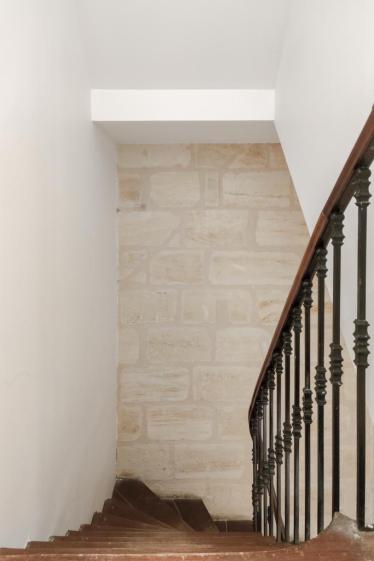 Escalier et mur avec pierres apparentes
