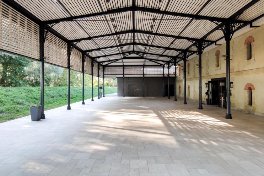 La halle sur toute sa longueur