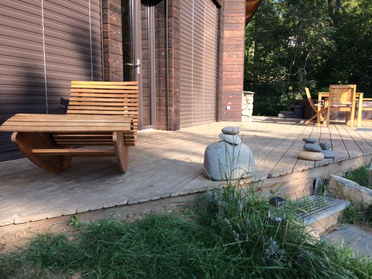 Terrasse de bulle d'herbe consacrée au thème de l'eau