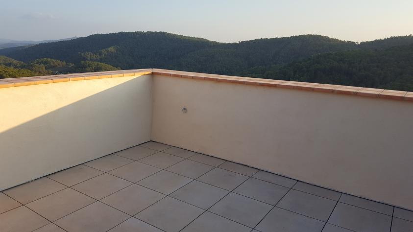 NOUVEAU REVÊTEMENT EN DALLES SUR PLOTS - ENDUIT INTÉRIEUR - COUVERTINE EN TERRE 