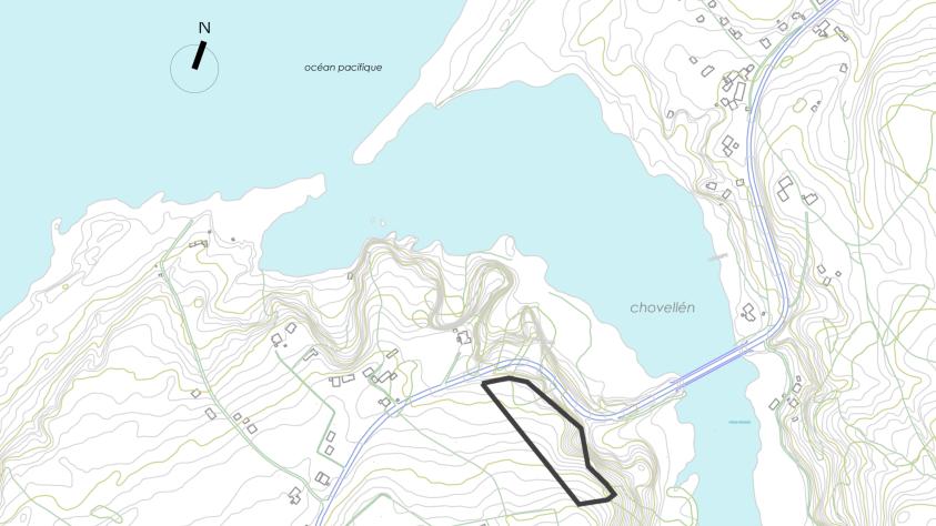 Plan de situation : Le terrain d’environ 1,0 Ha est en pente et exposé nord, (ex