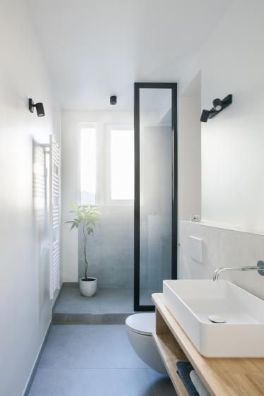 La nouvelle salle d'eau avec meubles sur-mesure en hévéa