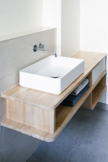 La nouvelle salle d'eau avec meubles sur-mesure en hévéa