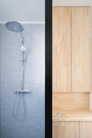 La nouvelle salle d'eau avec meubles sur-mesure en hévéa et carrelage Keraben mo