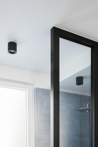 La nouvelle salle d'eau avec meubles sur-mesure en hévéa et carrelage Keraben mo