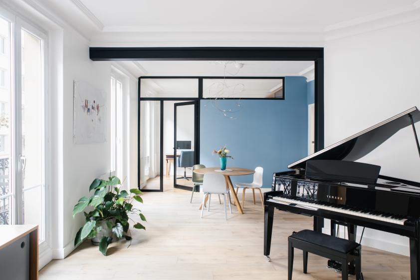 Le double séjour créé avec le bureau acoustique en fond
