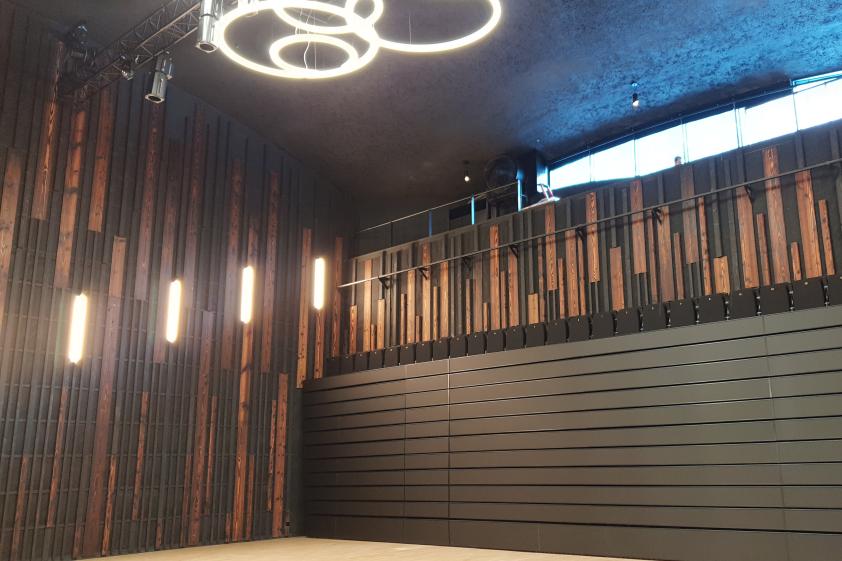 La salle de spectacle, gradins repliés 