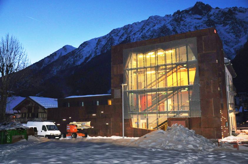 Façade Sud, ouverte sur le paysage de jour ou sur l'activité intérieure de nuit