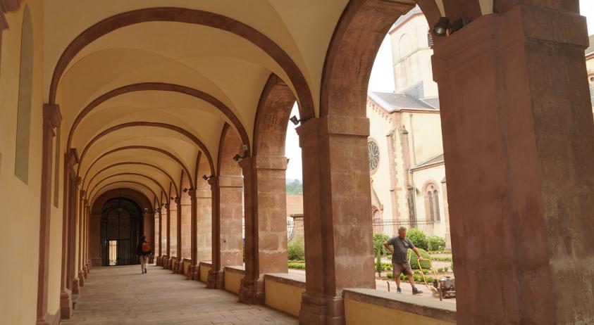 La galerie de l'abbaye après restauration avec mise en lumière