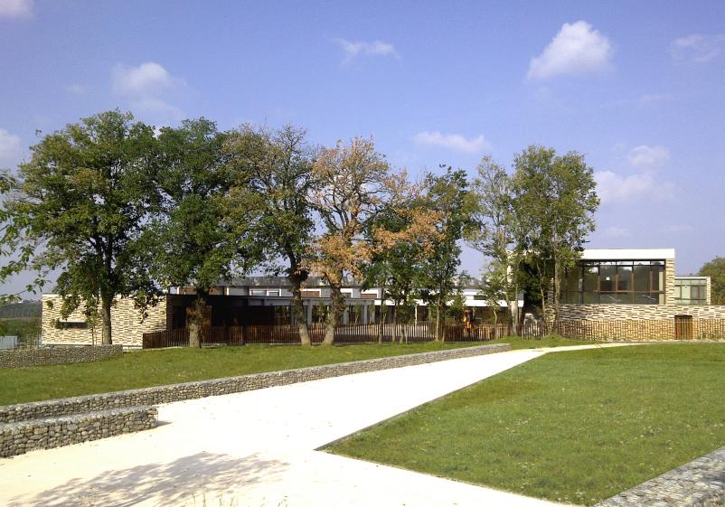 Vue de l'école depuis le square