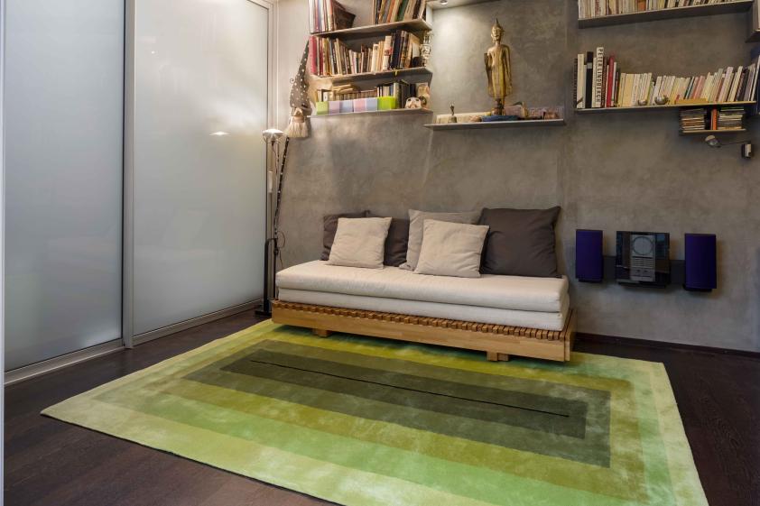 Tapis sur mesure (Tai Ping), lit Tavès, panneaux coulissants en aluminium et ver