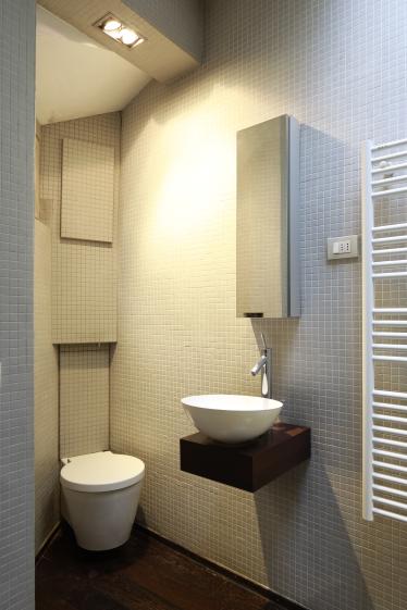 Salle-de-bain: Parquet wenge, émaux de Briare, WC: Duravit/Starck.