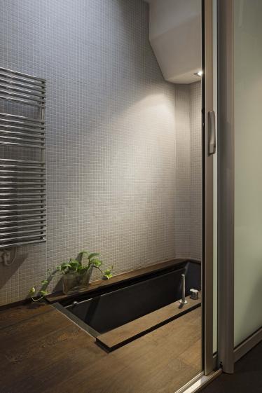 Baignoire encastrée dans le sol, cloison coulissante en aluminium et verre sablé