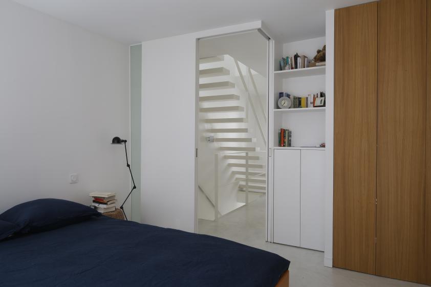 Chambre à coucher côté rue de Cléry donnant sur la circulation.