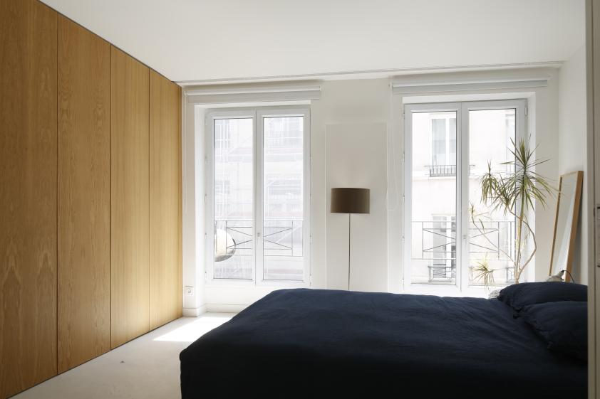 Chambre à coucher côté rue de Cléry, portes de dressing en chêne.