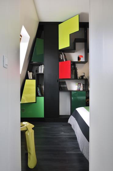 Etagères sur mesure "Tétris", en partie basse rangement pour les chaussures.