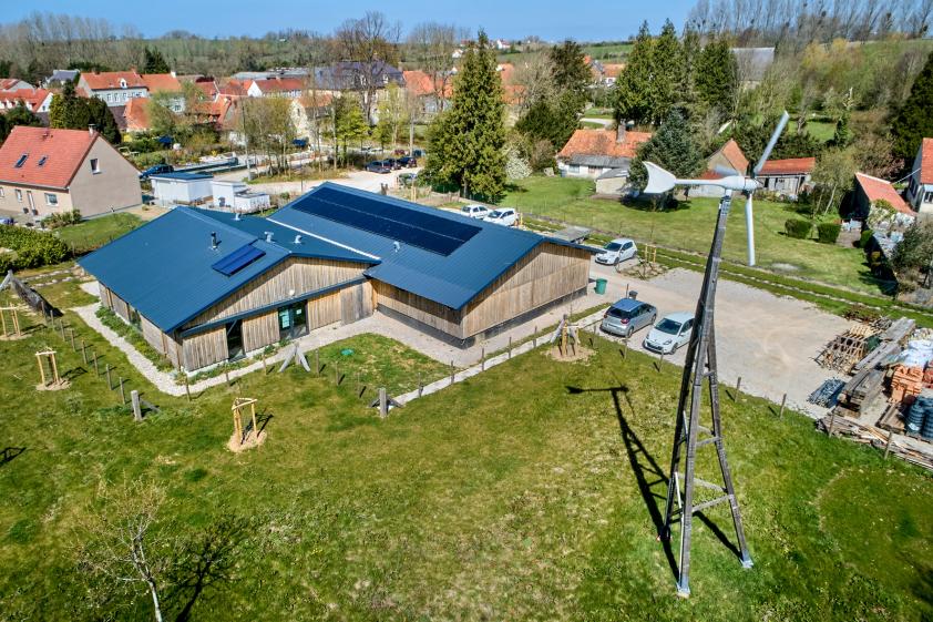 vue de la base technique autonome en énergie. Crédit photo studiovdm