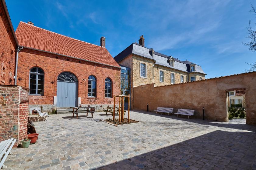 cour de la Brasserie. Pavés récupérés, sciés et reposés. Crédit photo studiovdm