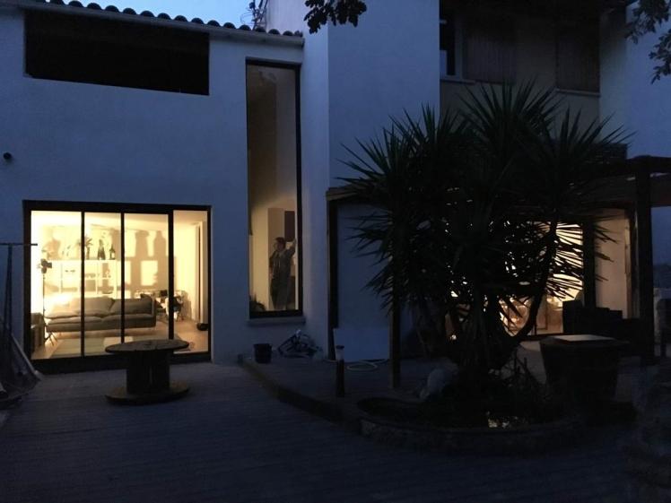 Façade donnant sur le jardin d'un bien atypique près de Montpellier par Cèlia Ar