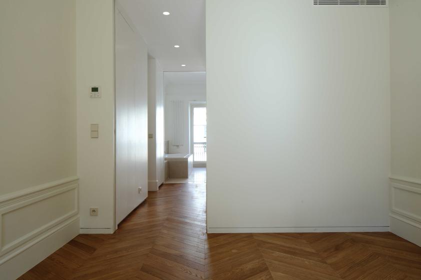 Vue de la chambre vers la salle de bain