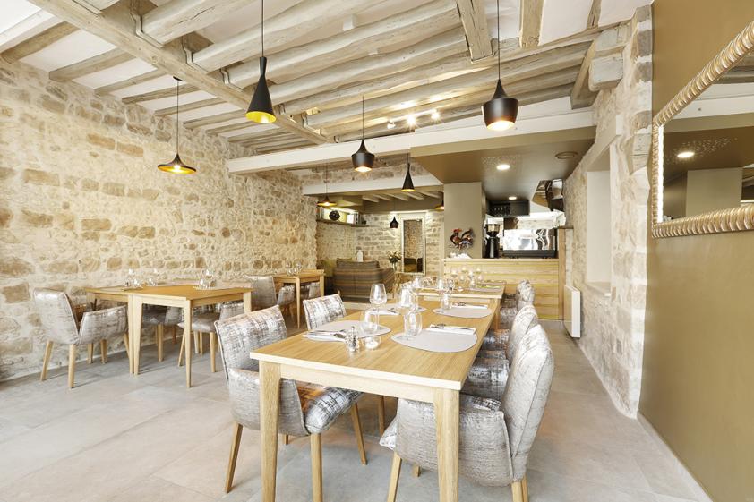 Restaurant "Les coqs" à Milly la forêt salle sur la place