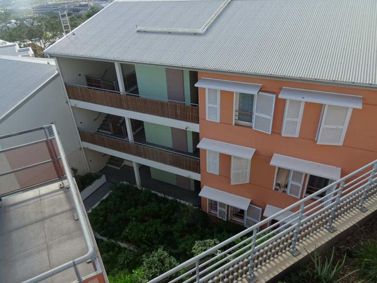 Le Kourli - Logements traversants donnant sur jardinières et coursives