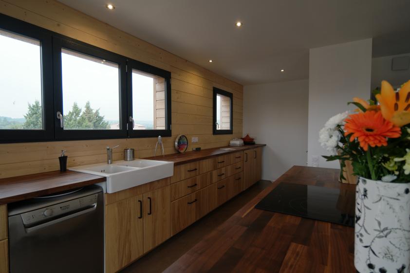 villa à ossature bois - Cuisine chaleureuse - Amélie Soriano Architecte