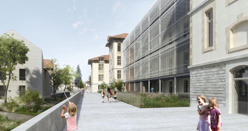 Promenade longeant le bâtiment